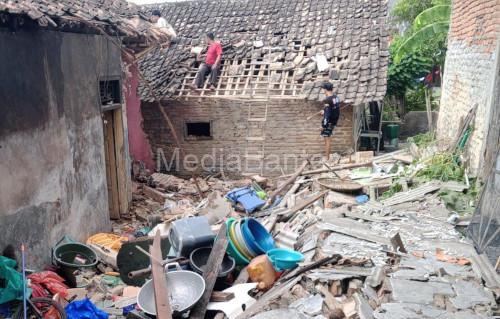 Kondisi dilokasi kejadian ledakan keras menyerupai bom di Kampung Cisarua, Desa Citeureup, Kecamatan Panimbang, Kabupaten Pandeglang. Foto Daeng Yusvin