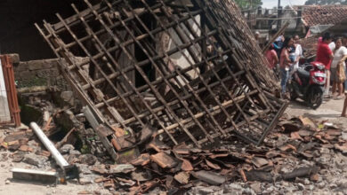 Rumah ambruk akibat gempa bumi Cianjur berskala 5,6 M. Foto: BNPB