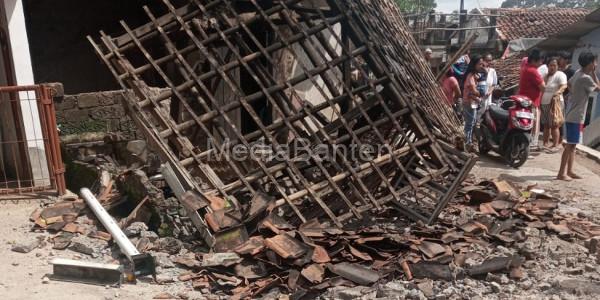 Rumah ambruk akibat gempa bumi Cianjur berskala 5,6 M. Foto: BNPB