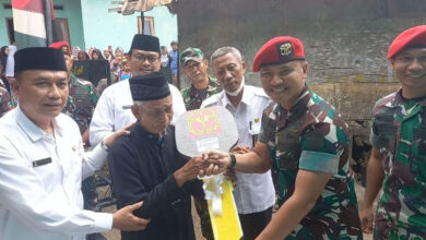 Dangrup 1 Kopassus Serang, Kolonel Romel Jangga Wardana menyerahkan kunci ke Jaenul, pemilik rumah yang direnovasi. Foto: Aden Hasanudin