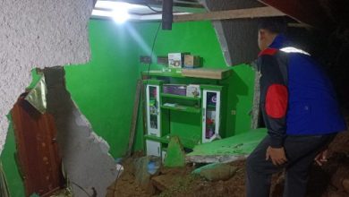 Rumah yang dihantam longsor di Kabupaten Lebak. Foto: Antara