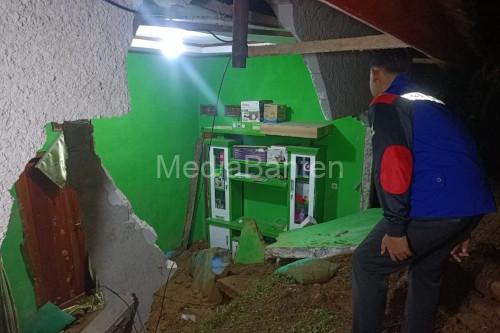 Rumah yang dihantam longsor di Kabupaten Lebak. Foto: Antara