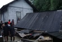 Rumah milik Nyuman ambruk di Desa Malbar, kecamatan Bandung, Kabupaten SErang. Foto Yono