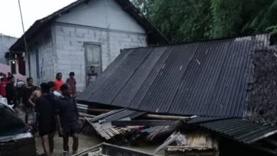 Rumah milik Nyuman ambruk di Desa Malbar, kecamatan Bandung, Kabupaten SErang. Foto Yono