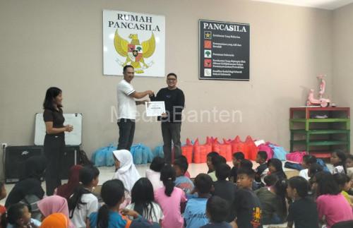 Rumah Pancasila di Carita memperoleh penghargaan dari Yayasan Batesda Ministry. Foto Daeng Yusvin