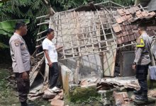 Rumah roboh di Desa Mander, Kecamatan Bandung, Kabupaten SErang. Foto Yono