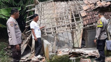 Rumah roboh di Desa Mander, Kecamatan Bandung, Kabupaten SErang. Foto Yono