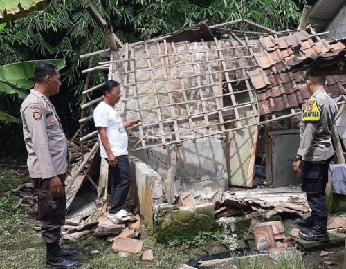 Rumah roboh di Desa Mander, Kecamatan Bandung, Kabupaten SErang. Foto Yono