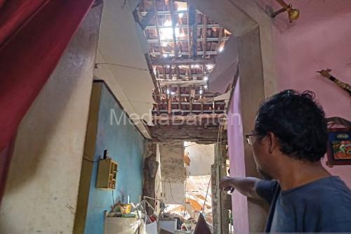 Salah satu rumah di Tangsel yag rusak parah akibat ledakan misterius. Foto: Antara