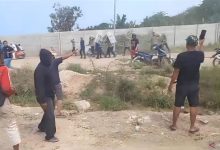 Kerusuhan saat penghadangan truk tambang oleh massa di Kabuapten Tangerang. Foto: Antara