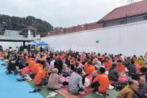Warga Binaan Permasyarakatan (WBP) Rutan Serang buka puasa bersama keluarga. Foto Antara