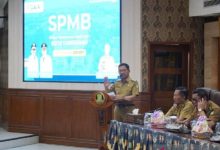 Wali Kota Tangerang Sachrudin tengah menjelaskan soal SPMB 2026. Foto Antara