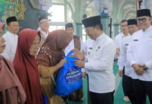 Wali Kota Tangerang, Sachrudin membagikan paket sembako. Foto Antara