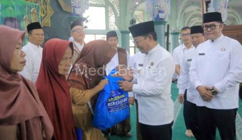 Wali Kota Tangerang, Sachrudin membagikan paket sembako. Foto Antara