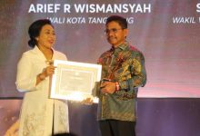 Wakil Walikota Tangerang, H Sachrudin menerima penghargaan KLA. Foto: Pemkot Tangerang