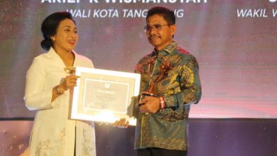 Wakil Walikota Tangerang, H Sachrudin menerima penghargaan KLA. Foto: Pemkot Tangerang