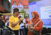 Wakil Walikota Tangerang, Sachrudin memberikan hadian dalam senam sehat di Cipondoh. Foto: Diskoinfo Kota Tangerang