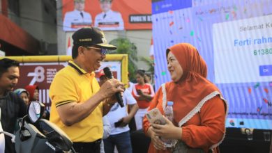 Wakil Walikota Tangerang, Sachrudin memberikan hadian dalam senam sehat di Cipondoh. Foto: Diskoinfo Kota Tangerang