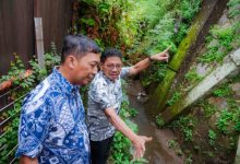 Wali Kota Tangerang, Sachrudin bersama Kadis PUPR, Taufik Syaezeni tinjau saluran air. Foto Antara