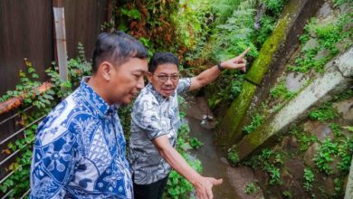 Wali Kota Tangerang, Sachrudin bersama Kadis PUPR, Taufik Syaezeni tinjau saluran air. Foto Antara