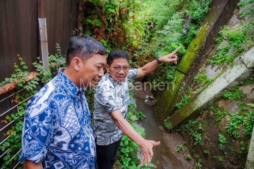 Wali Kota Tangerang, Sachrudin bersama Kadis PUPR, Taufik Syaezeni tinjau saluran air. Foto Antara