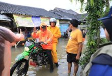 Wali Kot a Tangerang, Sahrudin mengunjui salah satu daerah banjir. Foto Antara