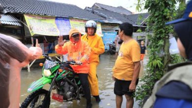 Wali Kot a Tangerang, Sahrudin mengunjui salah satu daerah banjir. Foto Antara