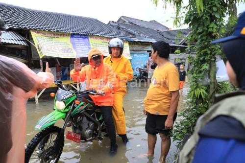 Wali Kot a Tangerang, Sahrudin mengunjui salah satu daerah banjir. Foto Antara