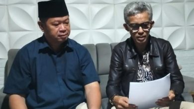 Husein Sadian, Dirut PT Insting Dwi Perkasa bersama kuasa hukumnya, Firman Damanik. Foto Daeng Yusvin