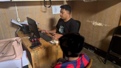 Salah satu tersangka diperiksa di Polsek Ciruas. foto Yono