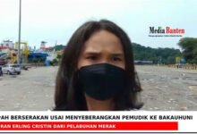 Sampah berserakan dan bau di Pelabuhan Merak