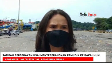 Sampah berserakan dan bau di Pelabuhan Merak