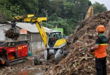 Tumpukan sampah yang tercegat saringan sampah di TB Simatupang. Foto: BeritaJakartaId