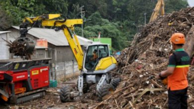 Tumpukan sampah yang tercegat saringan sampah di TB Simatupang. Foto: BeritaJakartaId
