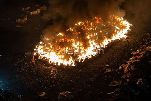 Dugaan pembakaran sampah ilegal berskala besar di Sindang Jaya. Foto Antara