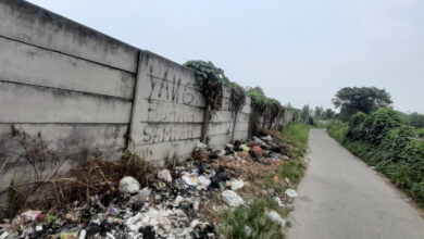 Sampah berserakan di sudut Kota Serang. Foto: Febrian Vazuard