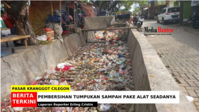 Pembersihan sampah di Pasar Kranggot, Cilegon menggunakan peralatan seadanya. Foto: Erling Cristin
