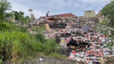 Sampah yang berasal dari Sungai Cibanten. Foto: Antara