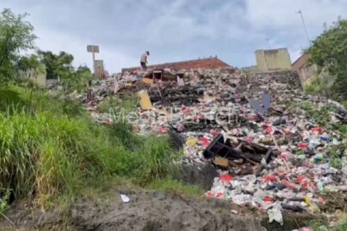 Sampah yang berasal dari Sungai Cibanten. Foto: Antara