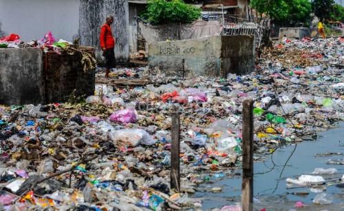 Salah satu sungai di Kabupaten Serang penuh sampah. Foto: Antara