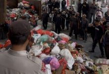 Protes warga, Satru truk sampah dibuang di halaman Kantor Bupati Pandegalng. Foto: Antara