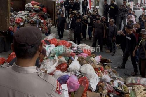 Protes warga, Satru truk sampah dibuang di halaman Kantor Bupati Pandegalng. Foto: Antara