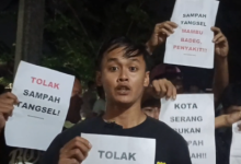 Sebagian warga memanfaatkan pertemuan dengan pejabat Pemkot Serang dengan berdemo soal sampah Tangsel. Foto Budi Wahyu iskandar