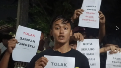 Sebagian warga memanfaatkan pertemuan dengan pejabat Pemkot Serang dengan berdemo soal sampah Tangsel. Foto Budi Wahyu iskandar