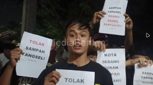 Sebagian warga memanfaatkan pertemuan dengan pejabat Pemkot Serang dengan berdemo soal sampah Tangsel. Foto Budi Wahyu iskandar