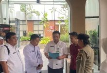 Pemasangan stiker pada penunggak pajak resoran di Kabupaten Tangerang. Foto Antara