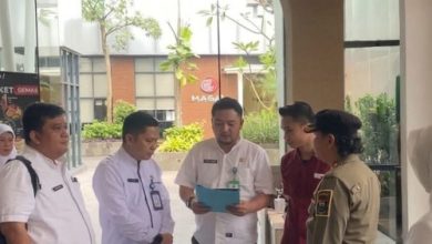 Pemasangan stiker pada penunggak pajak resoran di Kabupaten Tangerang. Foto Antara