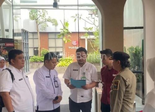 Pemasangan stiker pada penunggak pajak resoran di Kabupaten Tangerang. Foto Antara