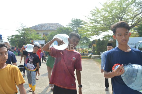Santria Cendikia Baznas ikut salur air bersih di Bogor. Foto: Humas Baznas
