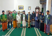 Relawan Santri Dukung Ganjar Banten sowan ke Abuya Dimyati di Cidahu, Pandeglang. Foto: Istimewa